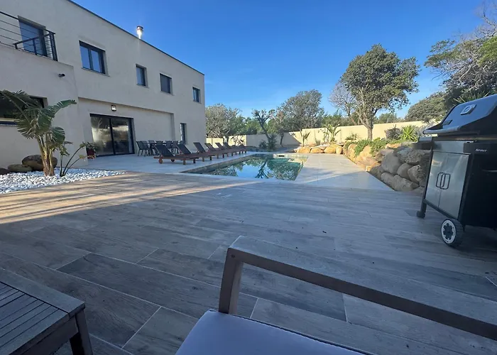 De Standing Avec Piscine Et Jacuzzi Belgodère